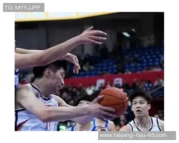 杨瀚森弧顶巧妙策应约基奇式助攻助队友轻松上篮